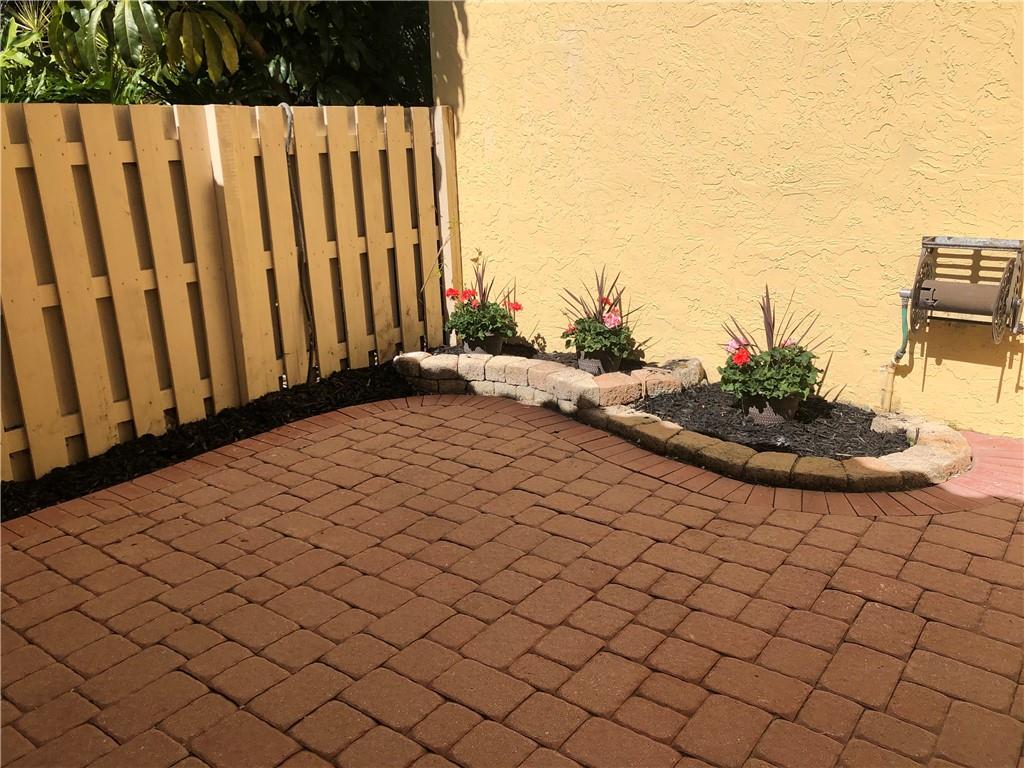 Pineapple Walk - Residential