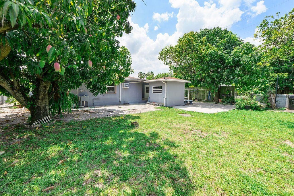 Photo of 1302 SW 22ND Avenue, Fort Lauderdale, FL 33312 (MLS # B26092048)