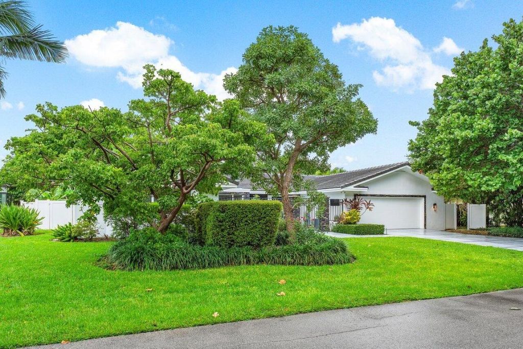 Photo of 2401 Banyan Road, Boca Raton, FL 33432 (MLS # R11014979)