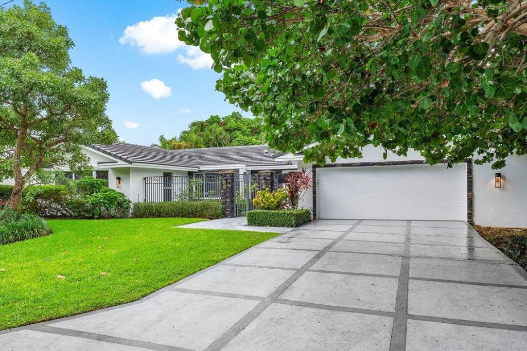 Photo of 2401 Banyan Road, Boca Raton, FL 33432 (MLS # R11014979)
