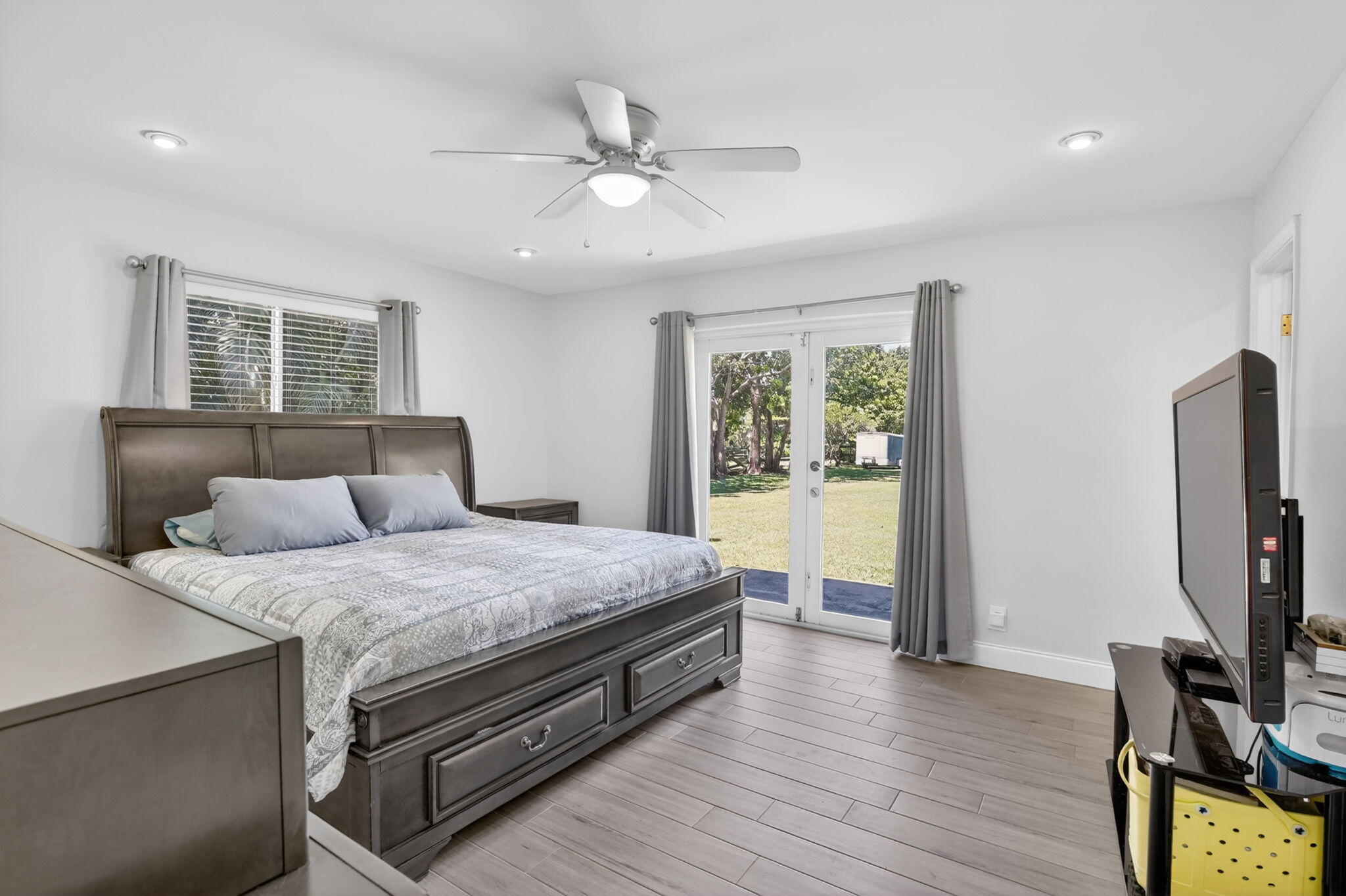 COUNTRY ACRES - Residential
