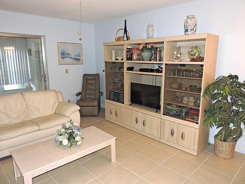 CRESTHAVEN VILLAS 8 CONDO - Residential