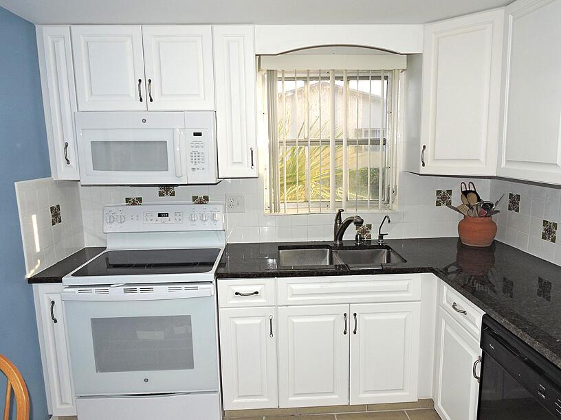 CRESTHAVEN VILLAS 8 CONDO - Residential