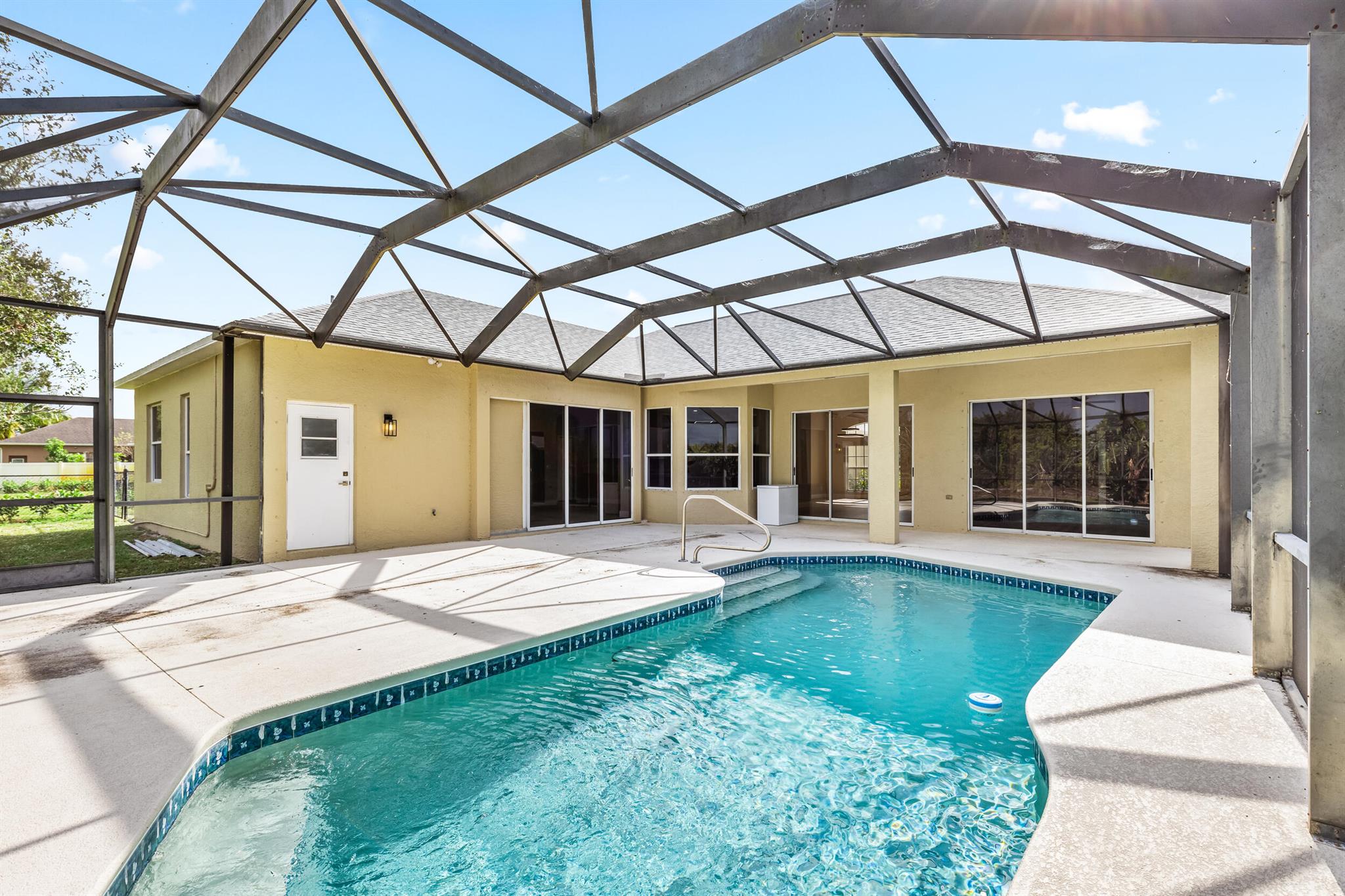 PALM LAKE GARDENS - Residential