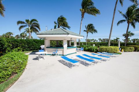 A home in Hutchinson Island