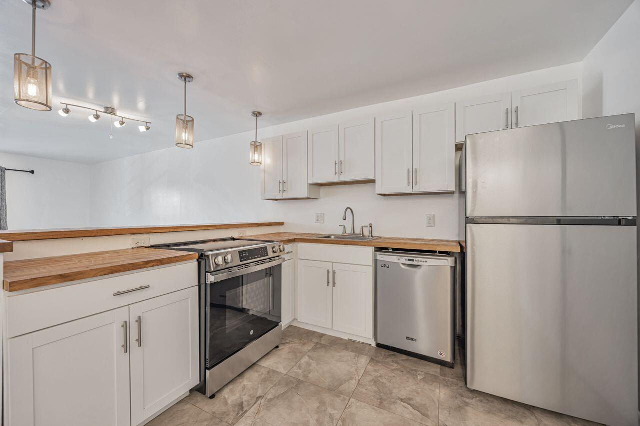 View photos, virtual tours, details... 22605 SW 66th Avenue 206