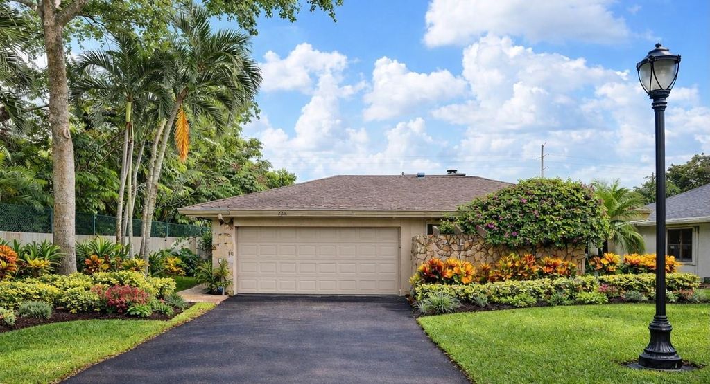 Photo of 126 Laurel Road, Hollywood, FL 33021 (MLS # F10545586)