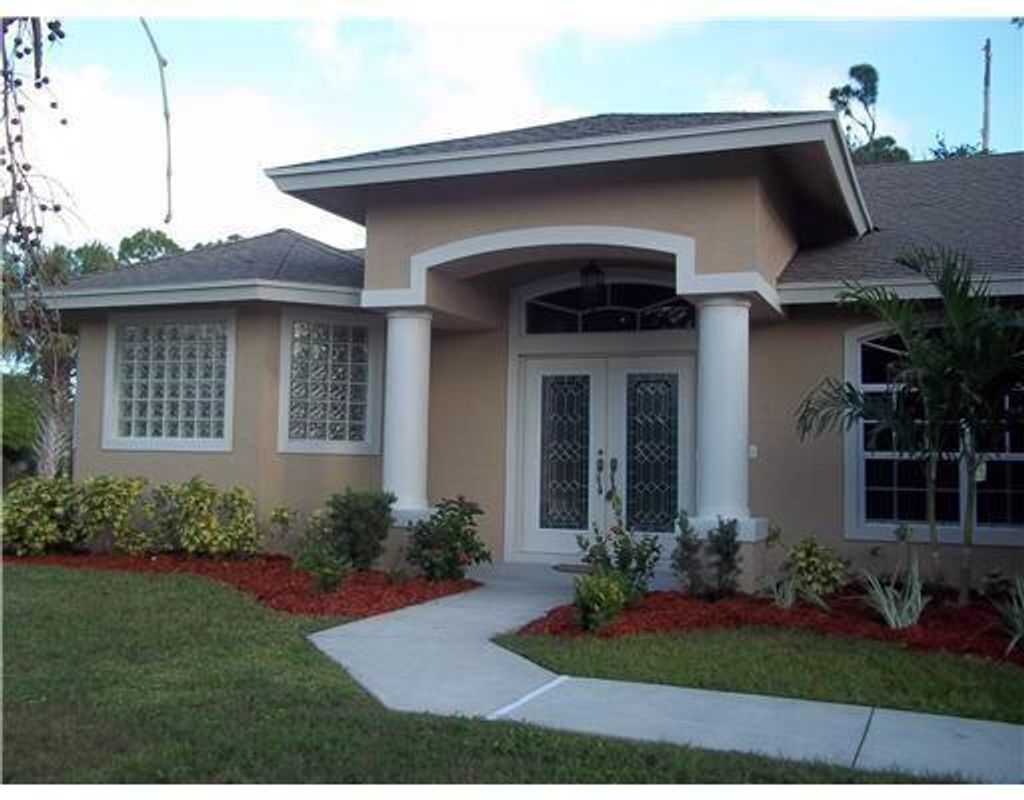 Photo of 2004 SW Bird Avenue, Port Saint Lucie, FL 34984 (MLS # R11022925)