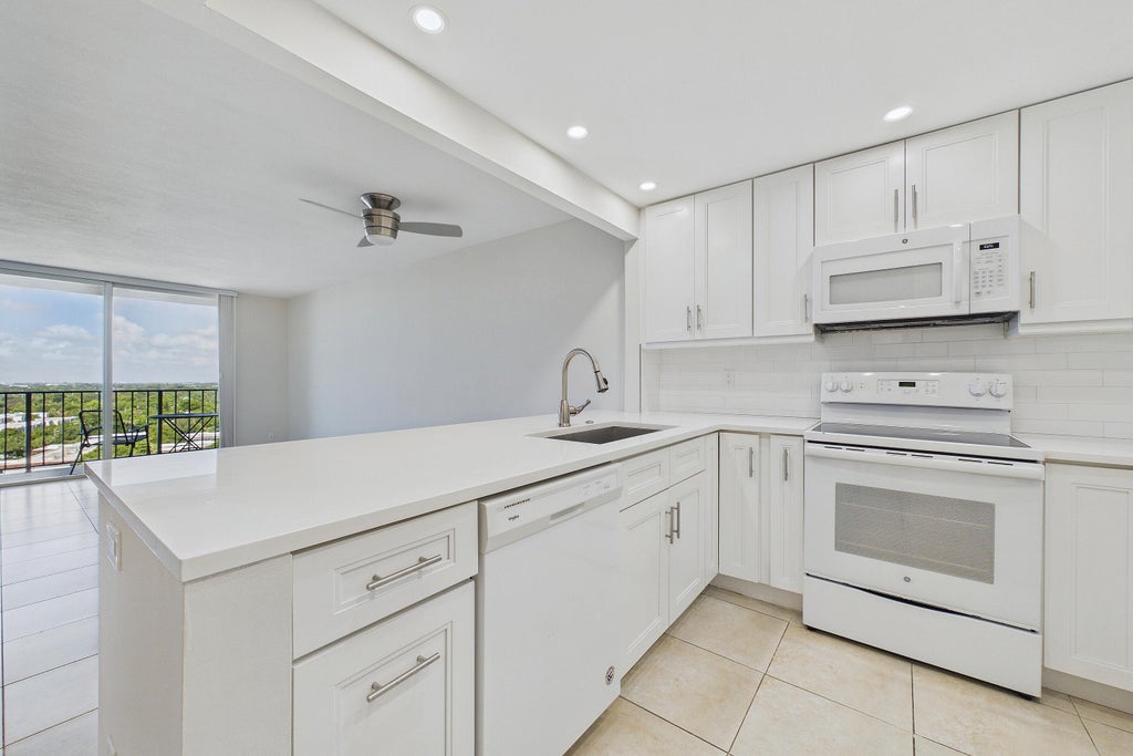 Photo of 1800 N ANDREWS Avenue N #12G, Fort Lauderdale, FL 33311 (MLS # B26064635)