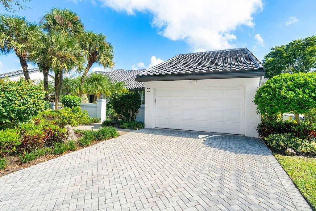 Photo of 33 Windsor Drive, Boynton Beach, FL 33436 (MLS # R11041508)