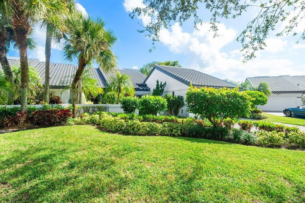 Photo of 33 Windsor Drive, Boynton Beach, FL 33436 (MLS # R11041508)