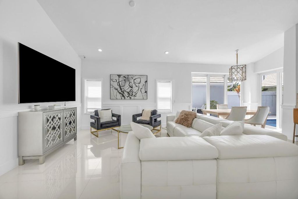 Photo of 39 Dorchester Circle, Palm Beach Gardens, FL 33418 (MLS # R11147158)