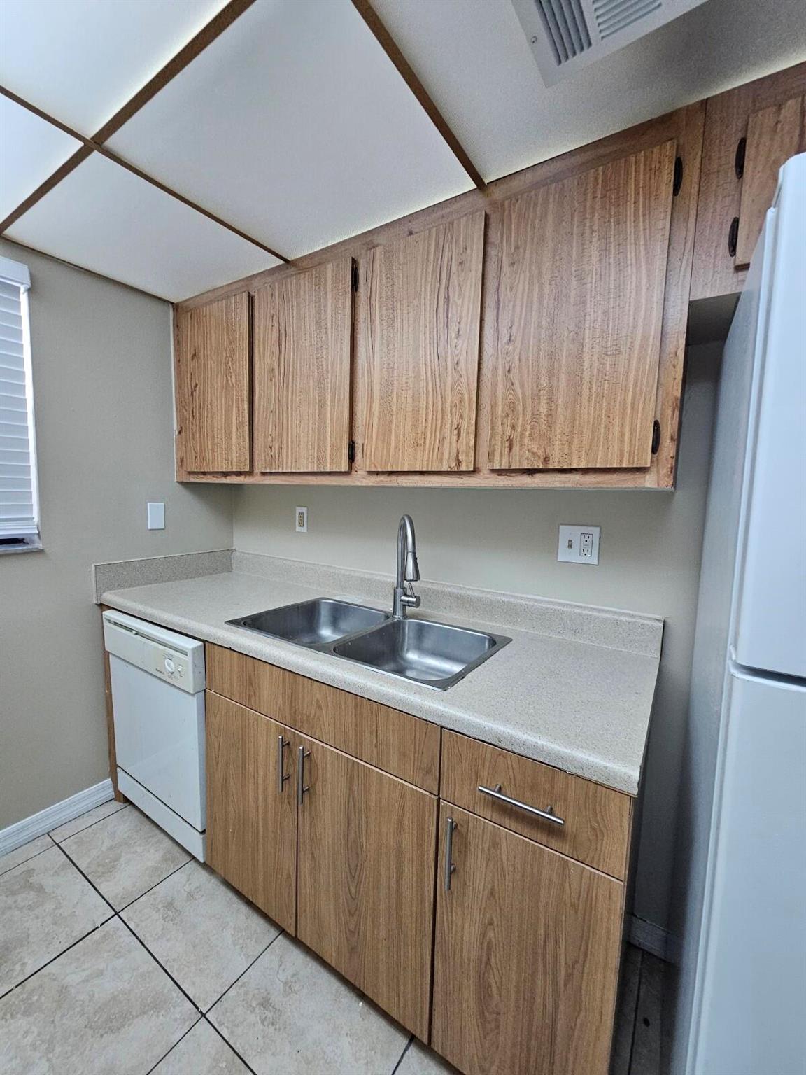 PRESIDENTIAL GOLFVIEW CON - Residential Lease