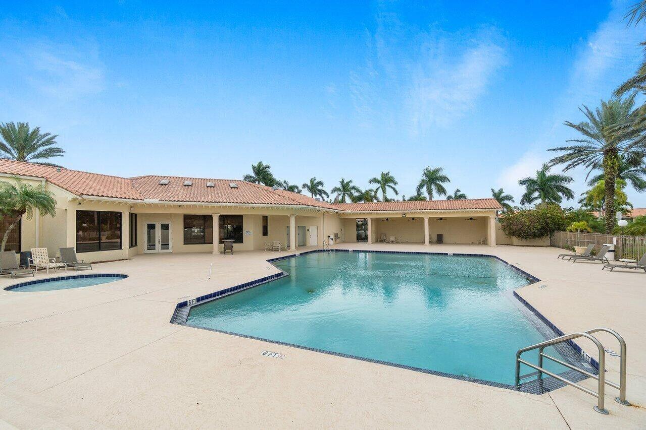 FRESHLY PAINTED IN NEUTRAL COLOR WITH NEUTRAL COLOR LAMINATE WOOD IN ALL THE BEDROOMS. CERAMIC TILE IN THE OTHER LIVING AREAS. Centrally located. Close to major Highways, 10 minutes form the airport and 18 minutes from beautiful beaches and from City Place - Downtown West Palm Beach.