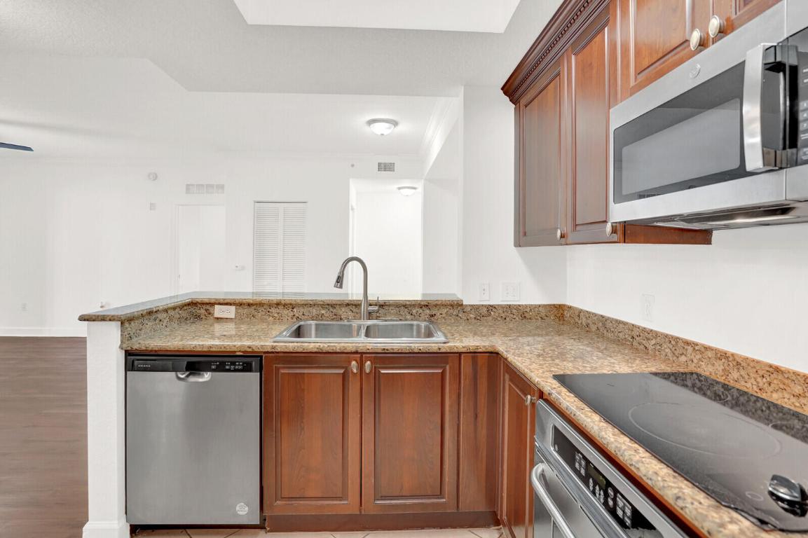 VIZCAYA LAKES CONDO - Residential