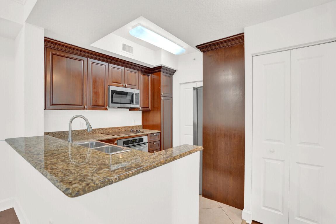 VIZCAYA LAKES CONDO - Residential