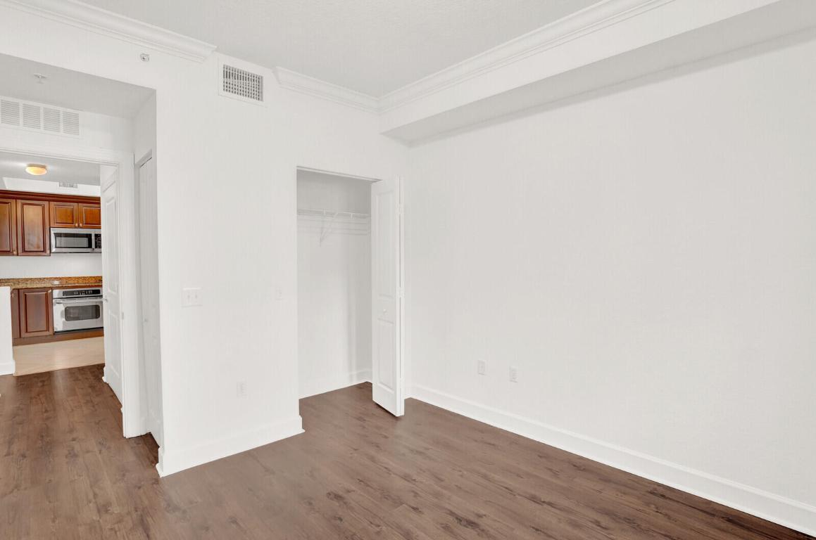 VIZCAYA LAKES CONDO - Residential