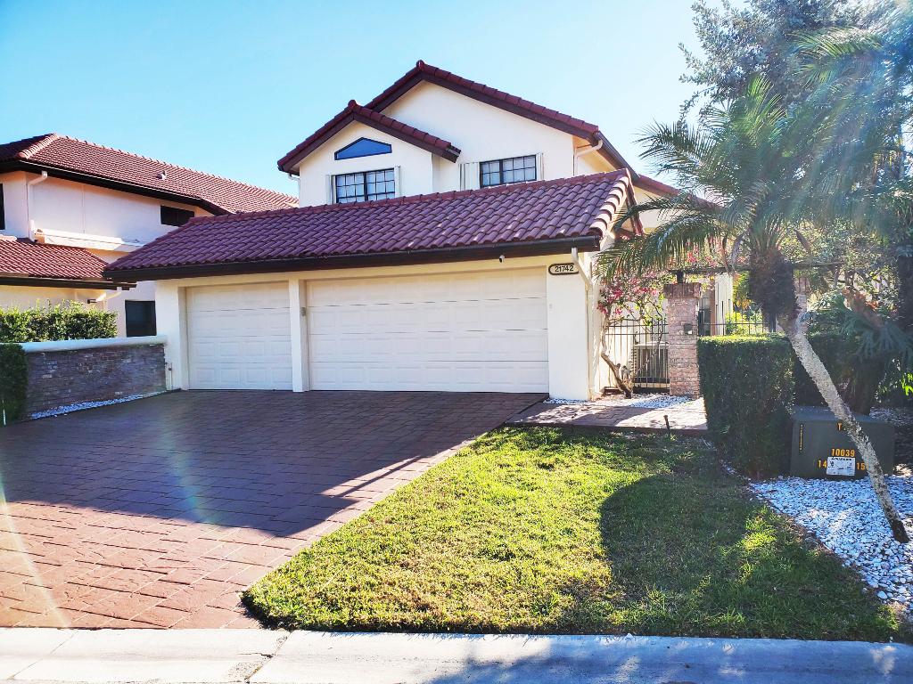 TOWN PLACE CLUB VILLAS - Residential Lease