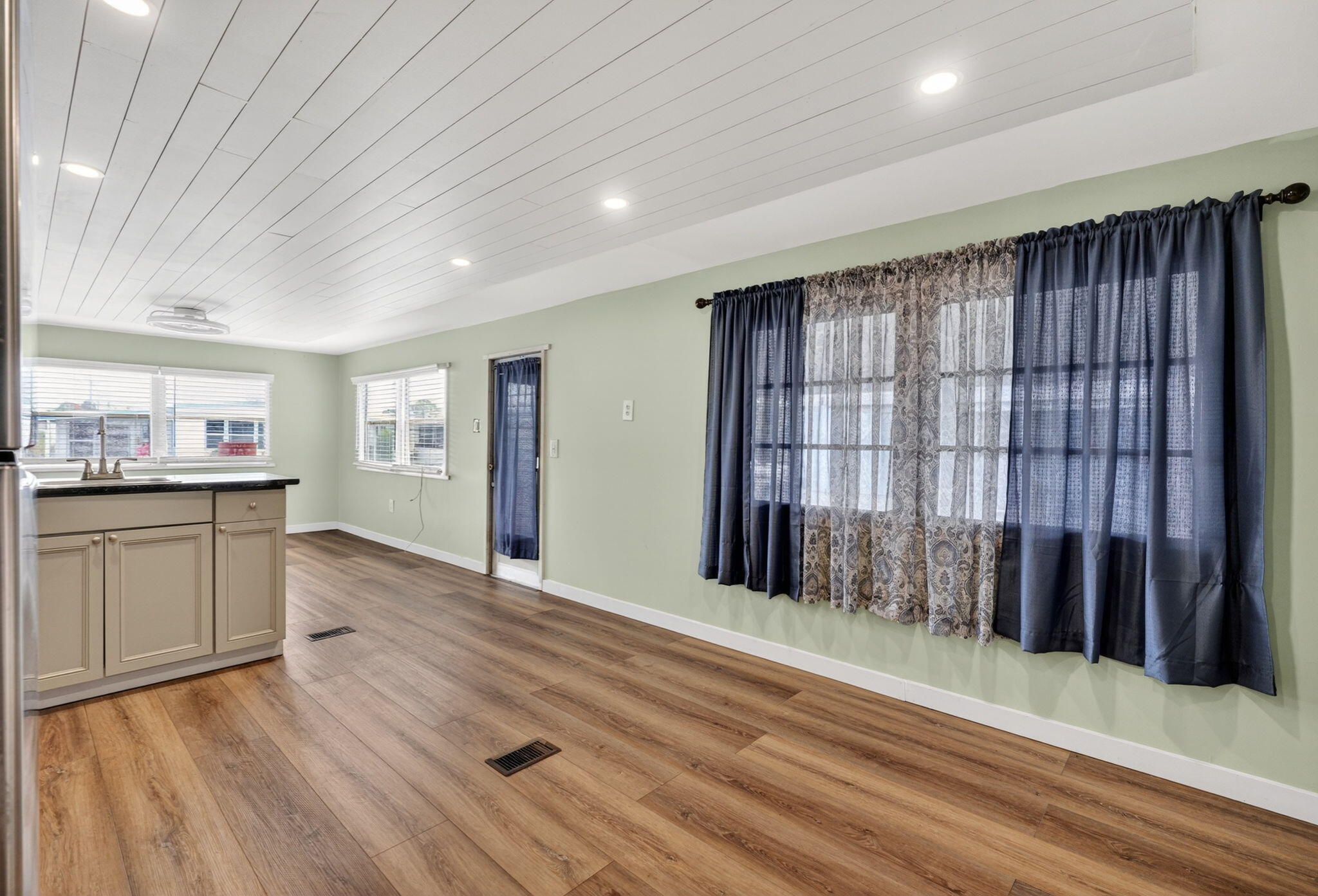 Sea Breeze Mobile Manor - Residential