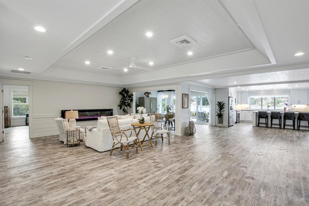 ROLLING HILLS - Residential