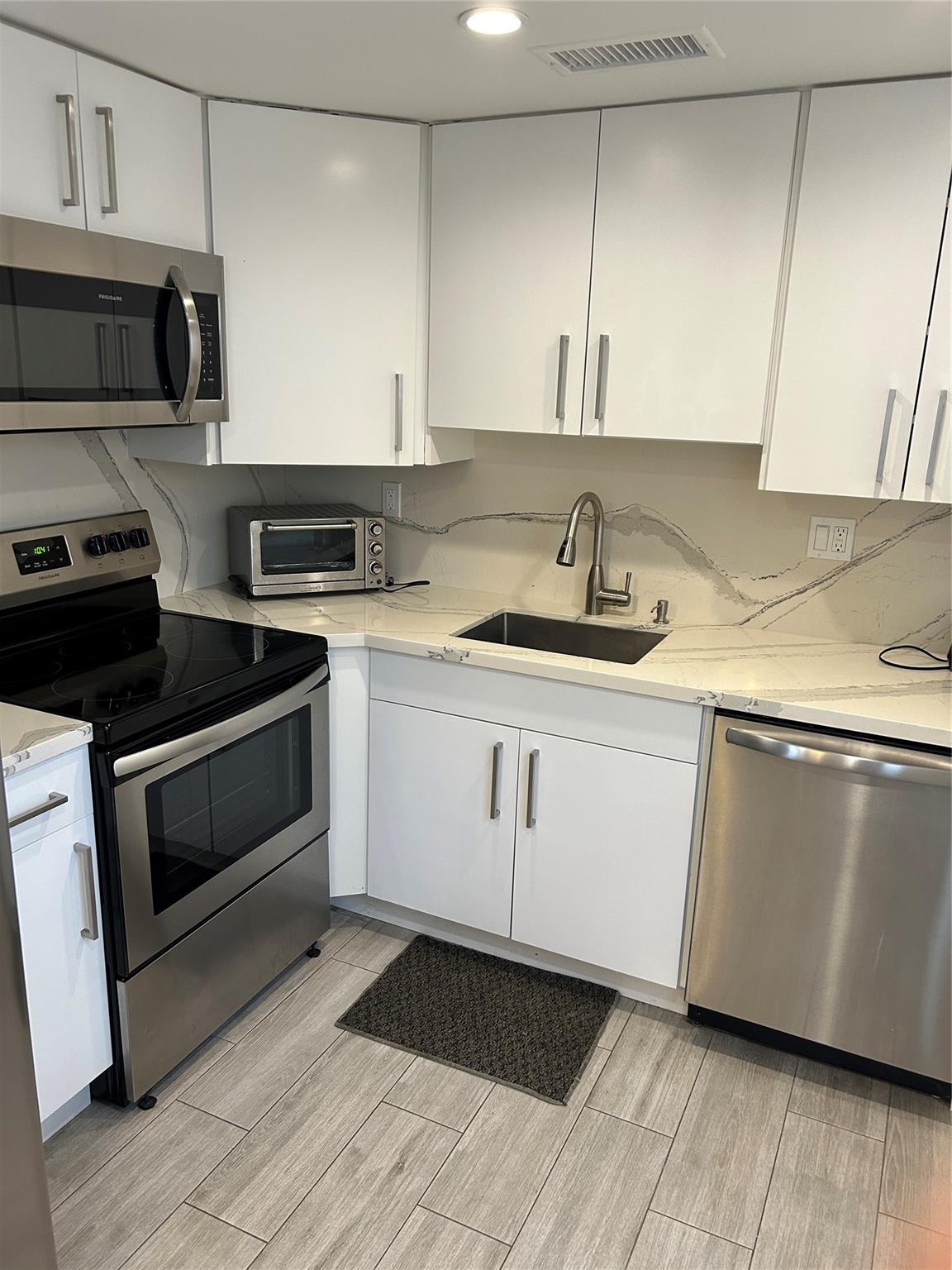 STUNNING 2-BEDROOM, 2-BATH CONDO IN THE HIGHLY DESIRABLE KINGS POINT COUNTRY CLUB COMMUNITY! ENJOY RESORT-STYLE LIVING WITH INCREDIBLE AMENITIES INCLUDING POOLS, TENNIS, PICKLEBALL, CLUBHOUSE, AND SO MUCH MORE. THIS ELEGANTLY UPGRADED SECOND-FLOOR UNIT FEATURES A BRIGHT AND AIRY LAYOUT, MODERN LAMINATE FLOORING, SPACIOUS LIVING ROOM, WALK-IN CLOSETS, AND A LOVELY GARDEN VIEW. IN-UNIT WASHER & DRYER FOR YOUR CONVENIENCE. LOCATED JUST MINUTES FROM THE BEACH, SHOPPING, DINING, AND MAJOR HIGHWAYS. MOVE-IN READY; MAKE THIS BEAUTIFUL PROPERTY YOUR HOME!