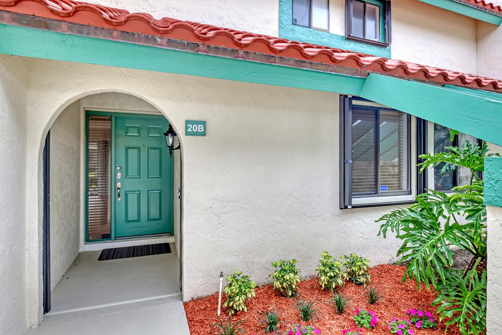 Photo of 20 Lexington Lane W #B, Palm Beach Gardens, FL 33418 (MLS # R11120210)