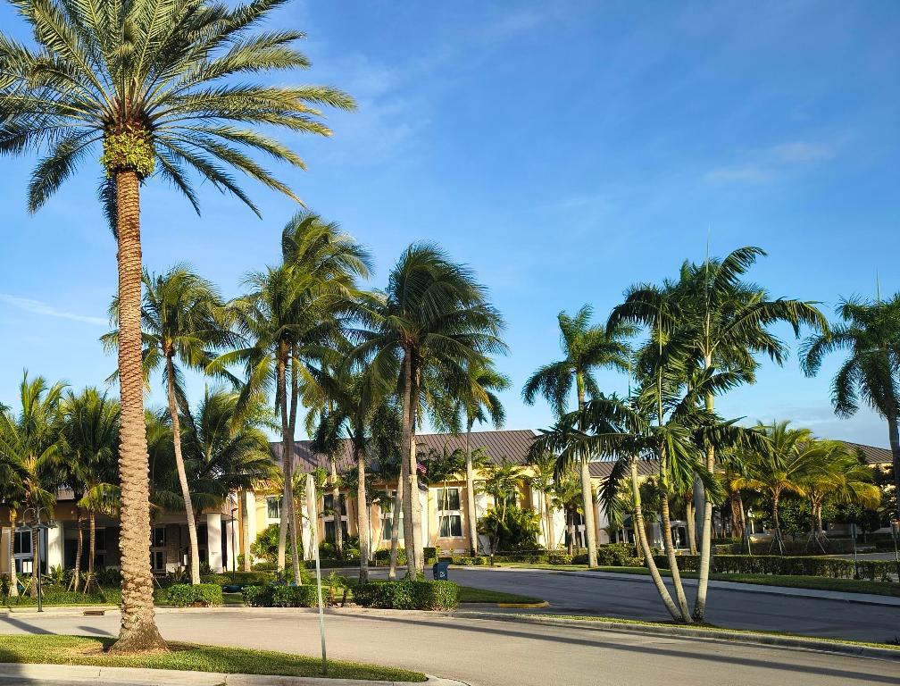 WELDON CONDOMINIUM, Kings Point - Residential