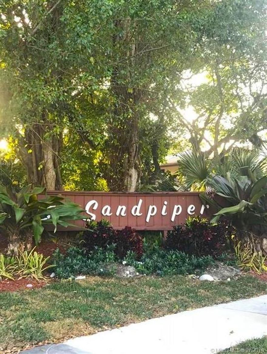 2/2 LAKEFRONT VILLA. CLEAN, LIGHT, EAT-IN KITCHEN SKYLITE. LARGE LIGHT BRIGHT OPEN LIVING ROOM WITH VAULTED CEILINGS . FULL SIZE WASHER/DRYER IN UN IT. PRIVATE, SERENE WATERFRONT DECK OPENS TO WELCOMING LAKE. WELL KEPT 24/7 GUARD GATED COMMUNITY OFFERS HEATED POOL AND SPA. CENTRALLY LOCATED TO EVERYTHING. TWO PARKING SPACES IN FRONT OF VILLA. PETS MUST BE 13 POUNDS OR LESS. VERY EASY TO SHOW...