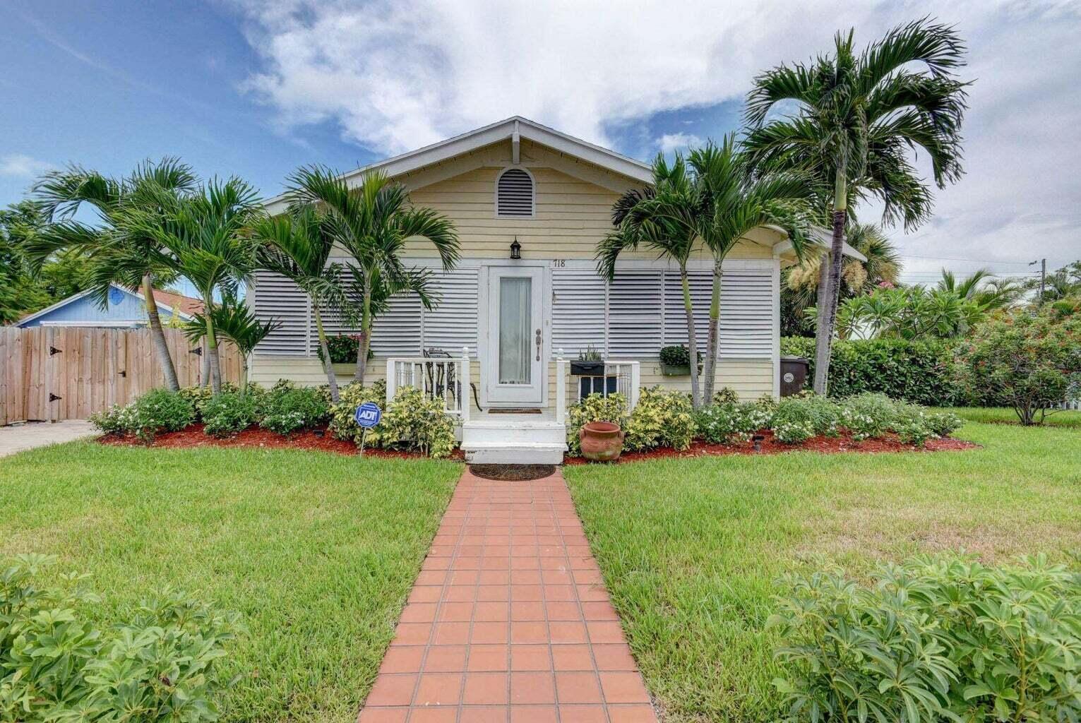 Beautiful historic home, close to supermarket, Palm Beach Island, airport.This roomy 2 bedroom house has a storage unit in the back available to renter.