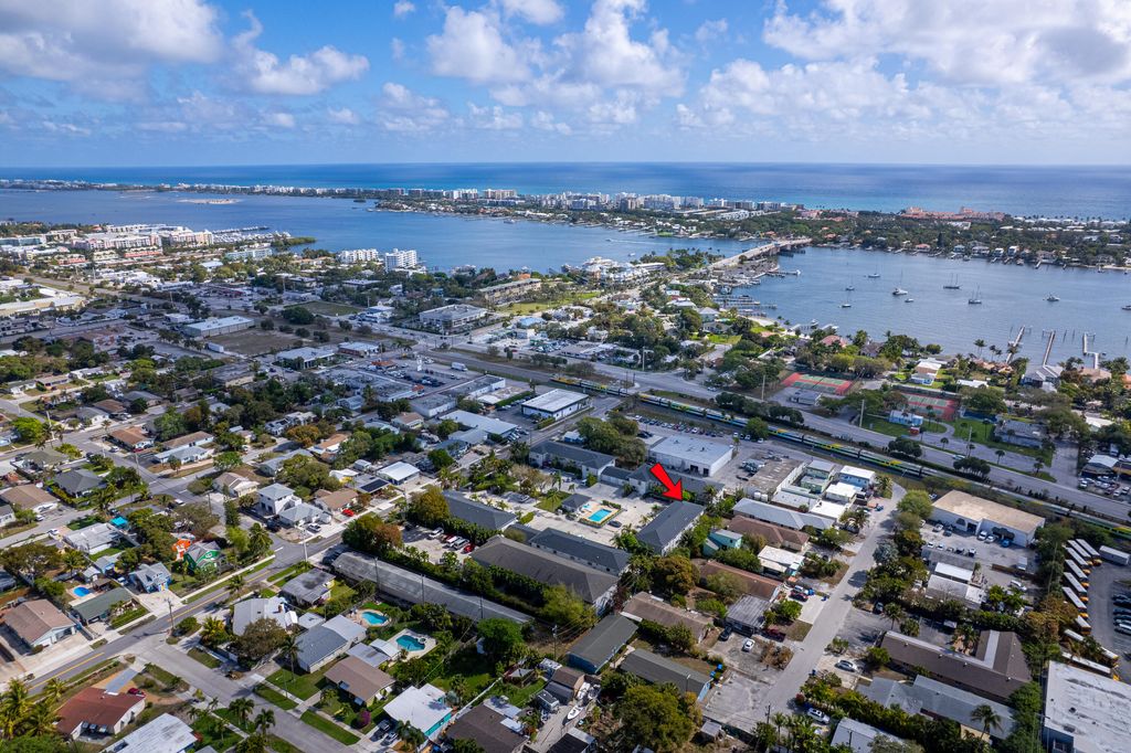 Photo of 324 W Pine St #11, Lantana, FL 33462 (MLS # B26001029)