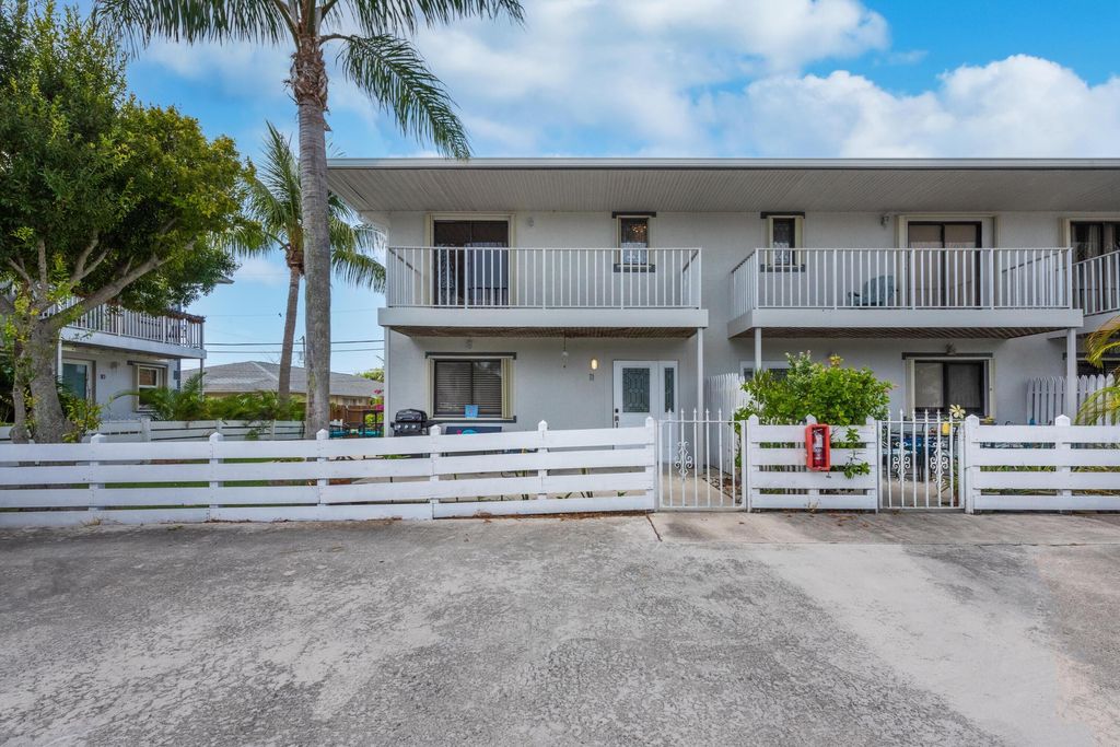 Photo of 324 W Pine St #11, Lantana, FL 33462 (MLS # B26001029)