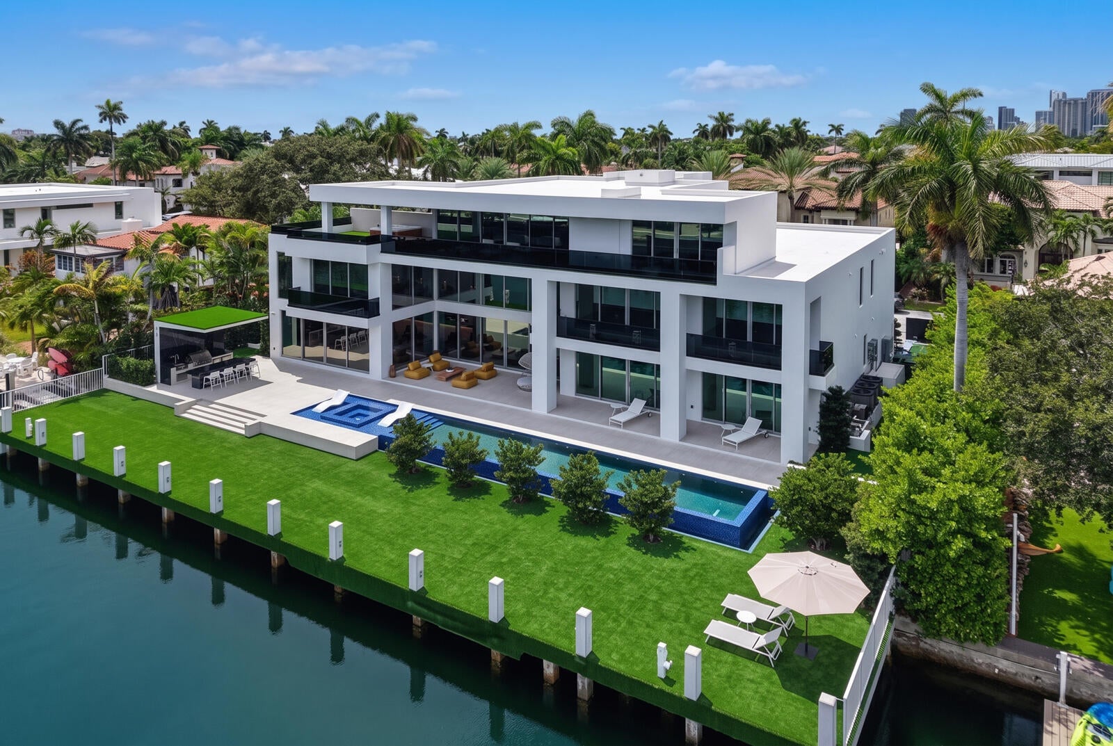 414 ROYAL PLAZA Drive