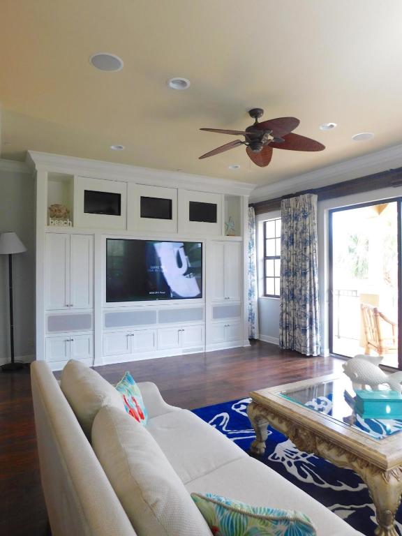 CASA DEL SOL OF TEQUESTA - Residential Lease