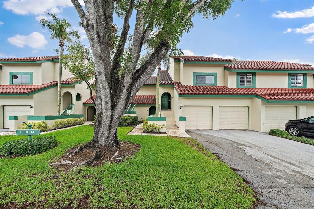 Photo of 14 Lexington Lane E #G, Palm Beach Gardens, FL 33418 (MLS # R10725494)