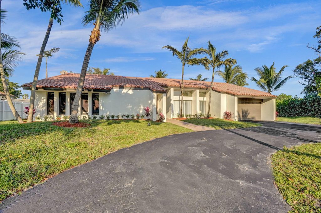 Photo of 8651 Gatehouse Road, Plantation, FL 33324 (MLS # F10476779)