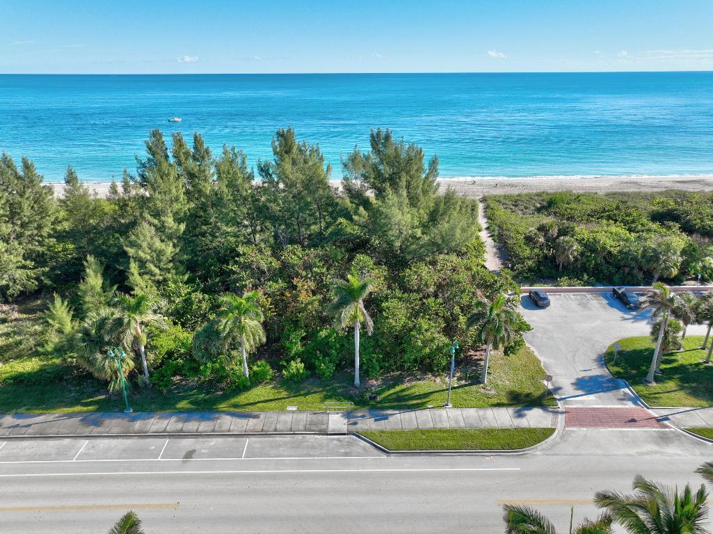 TROPICAL BEACH - Land