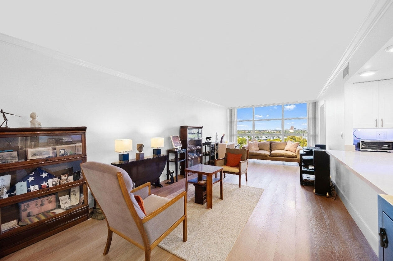 600 Parkview Drive 823