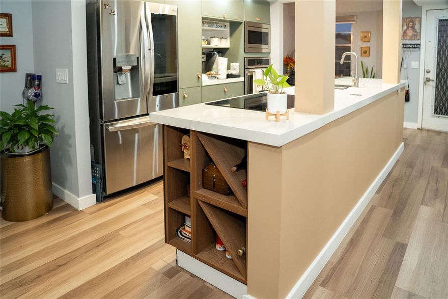 Amazing Lake View from 4th floor 2Bedroom, 2Bathroom condo. Remodeled kitchen with granite countertops, stinless steel appliances, electric shades, washer & dryer inside, tankless hot water heater.  Ameneties Resort-Style clubhouse, movie theather, ballroom, indoor & outdoor heater pools, pickleball & tennis court, golf couse. It is a 55+ community that provides trnasportation to Shoopin Center & Medical Facilities. Water, Trash, Sewer, Basic cable and Internet included.