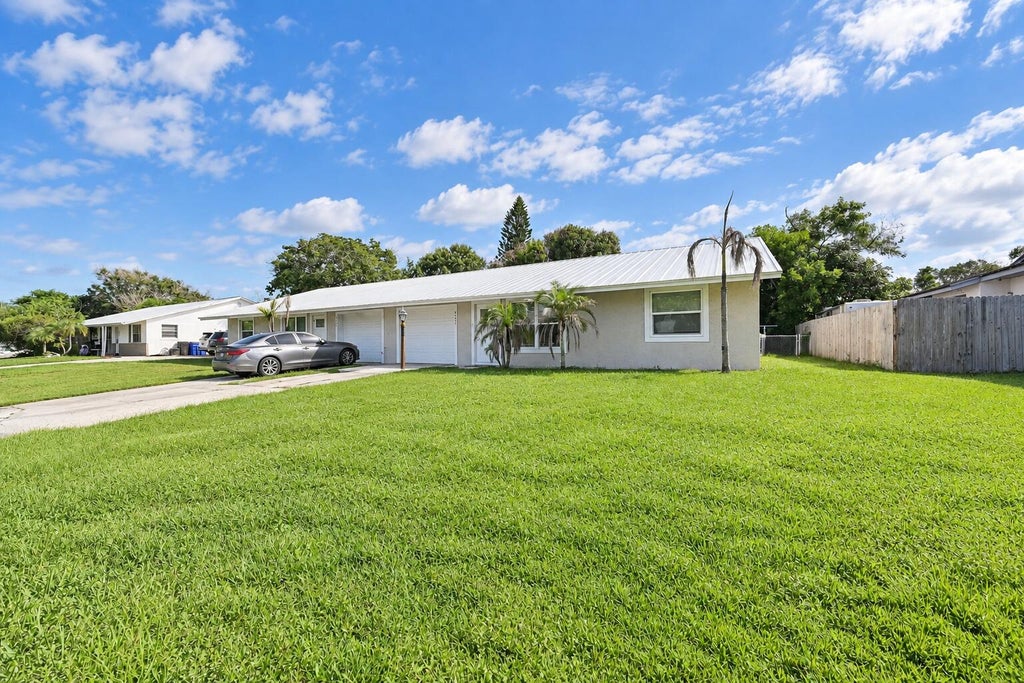 Photo of 4497 SE ROARING BROOK Way, Stuart, FL 34997 (MLS # B26076743)