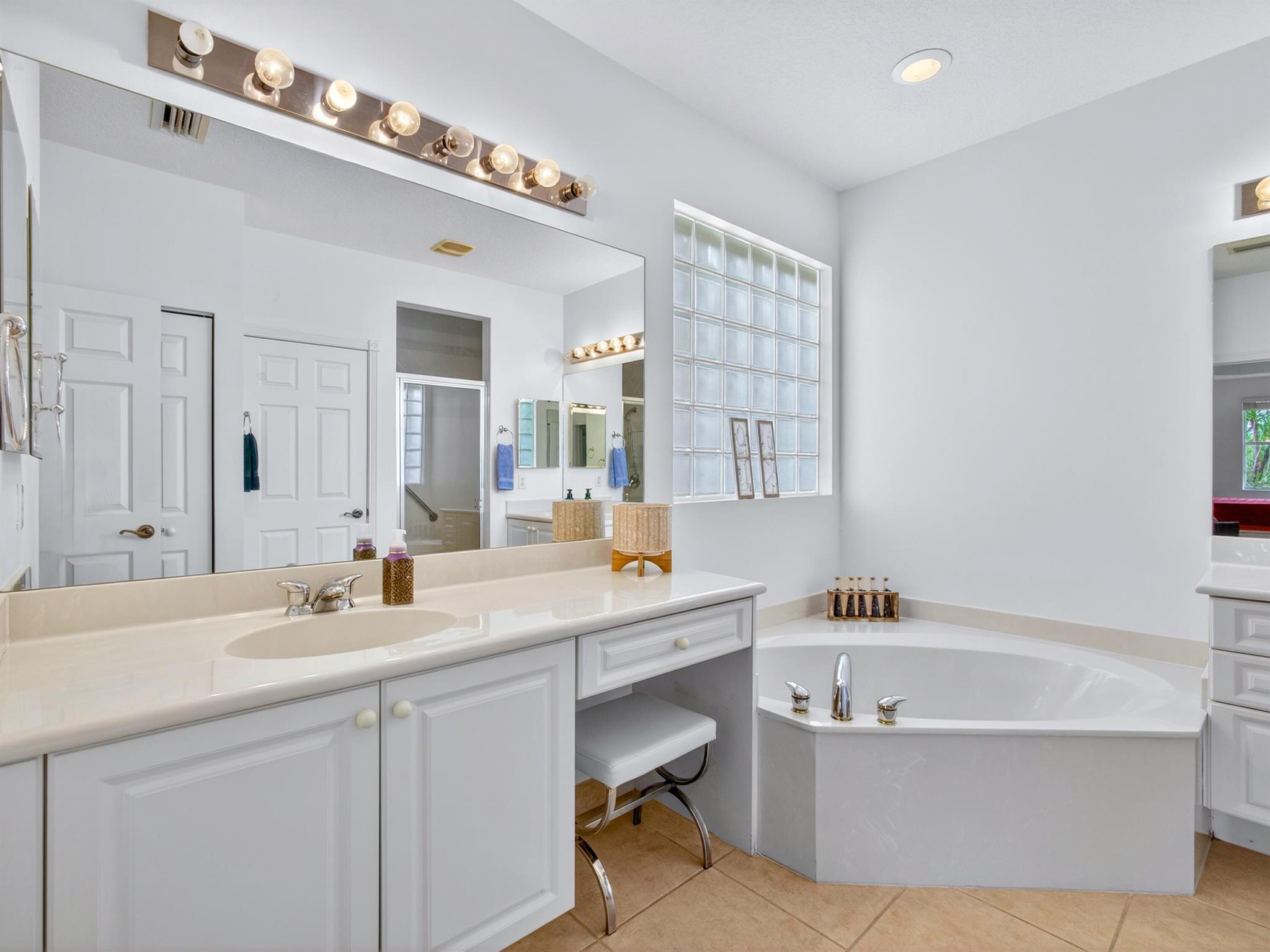 VILLAGES OF WINDSOR/VILLA - Residential