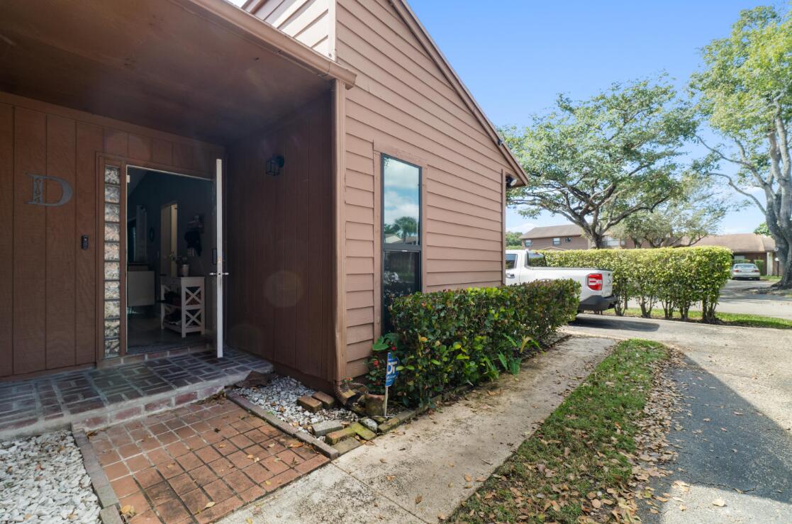BANYAN LAKES - Residential