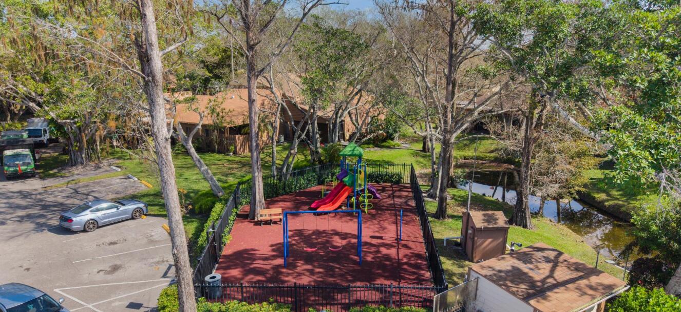 BANYAN LAKES - Residential