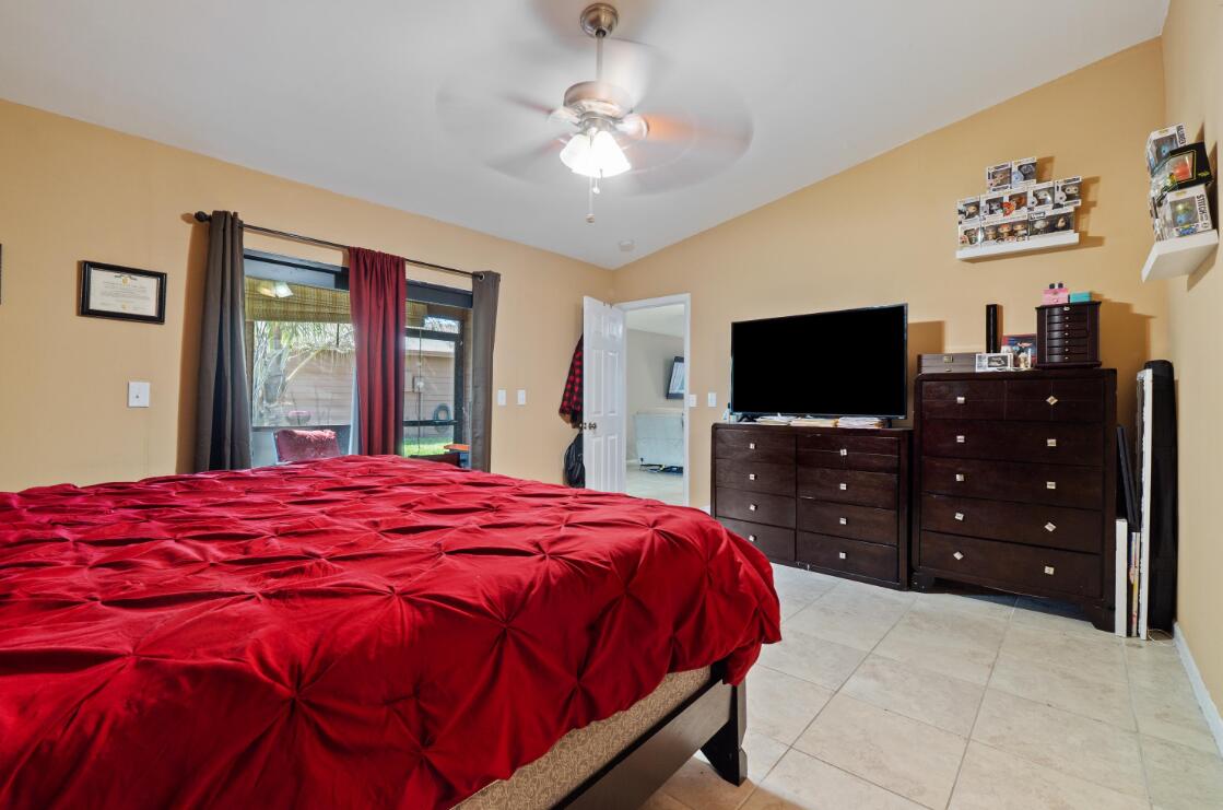 BANYAN LAKES - Residential