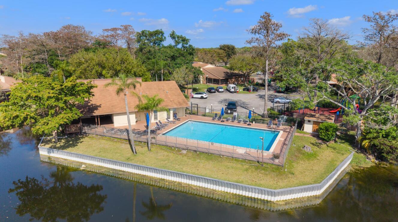 BANYAN LAKES - Residential