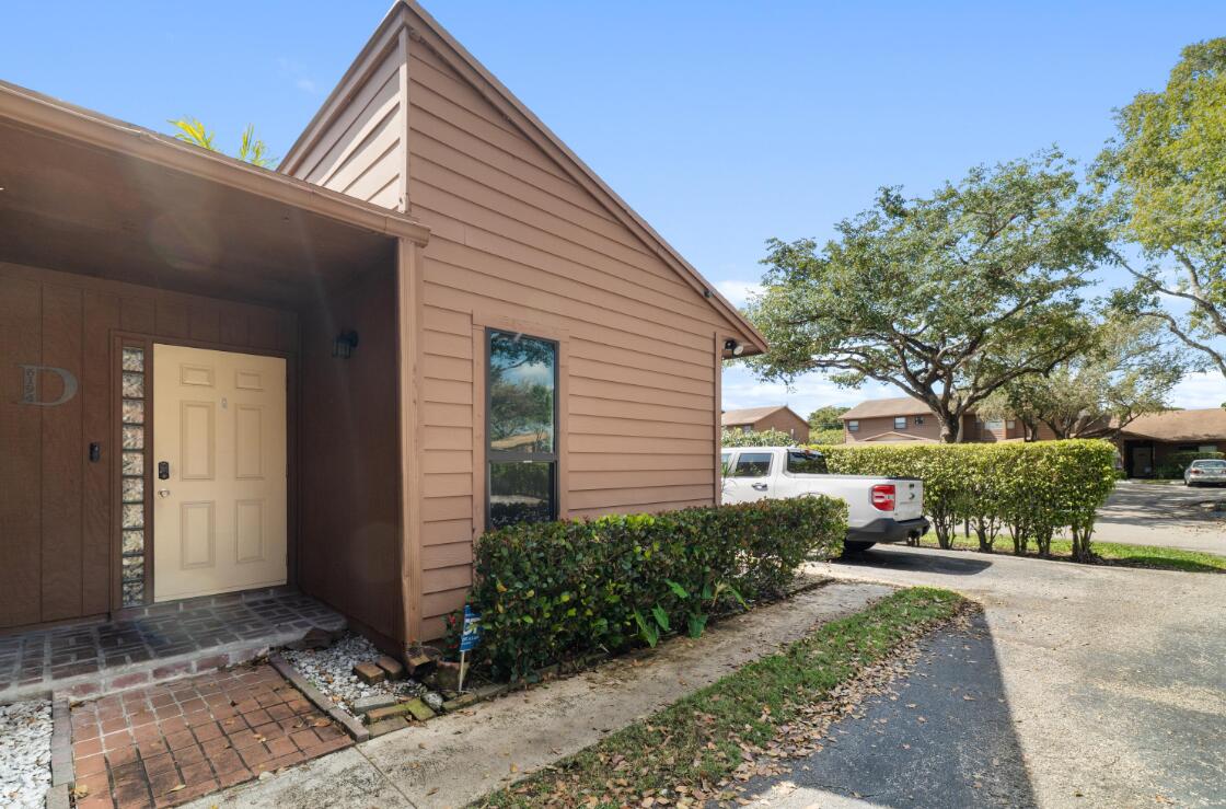 BANYAN LAKES - Residential