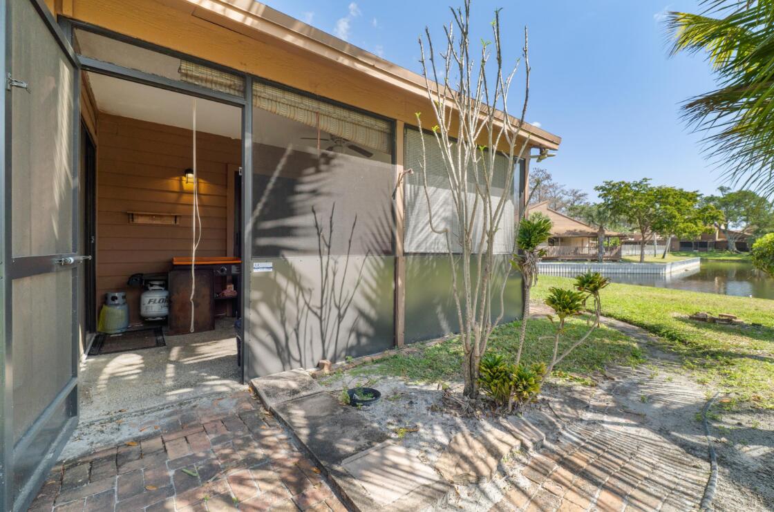 BANYAN LAKES - Residential