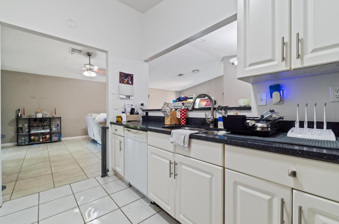 BANYAN LAKES - Residential