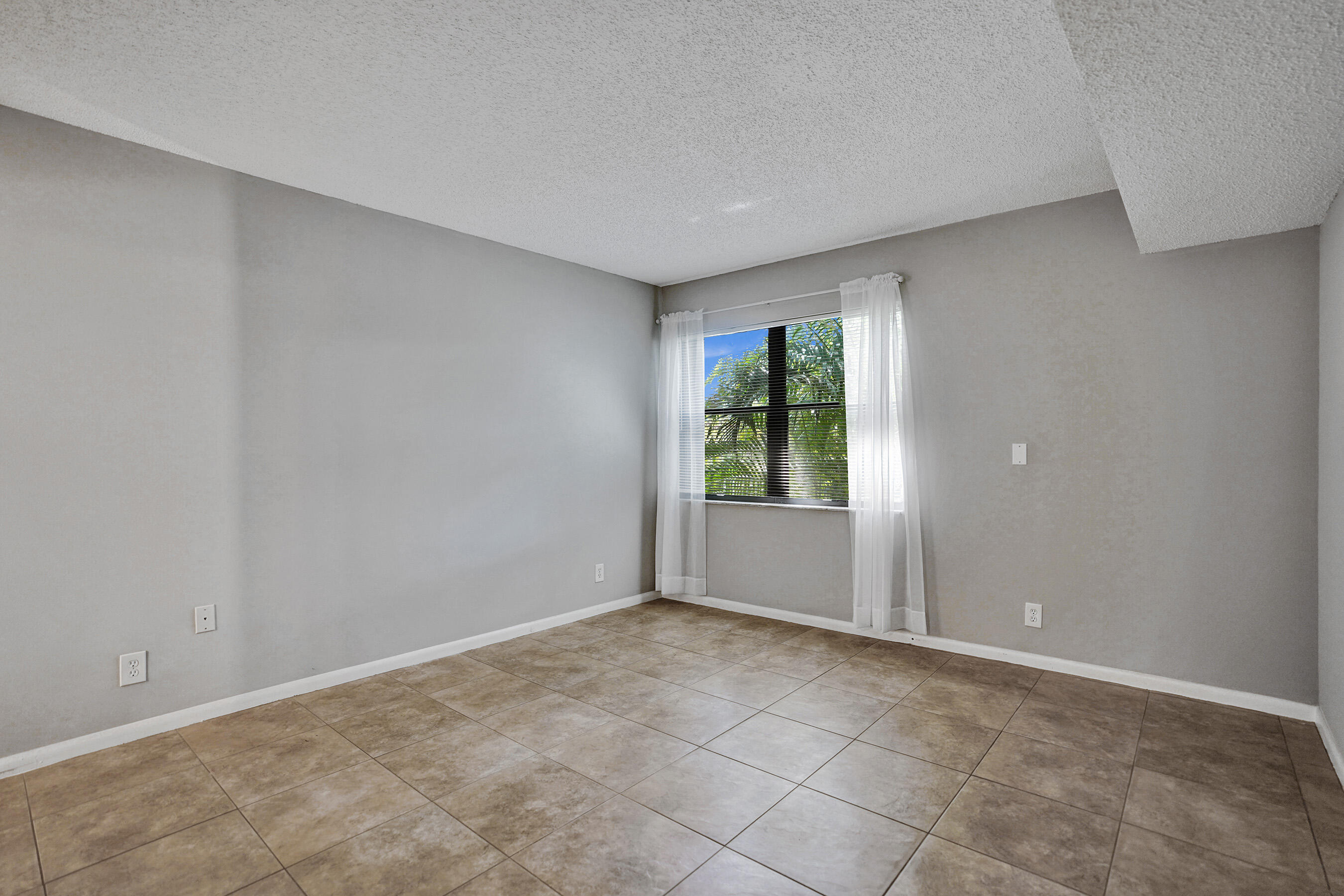 DELRAY OAKS CONDO - Residential Lease