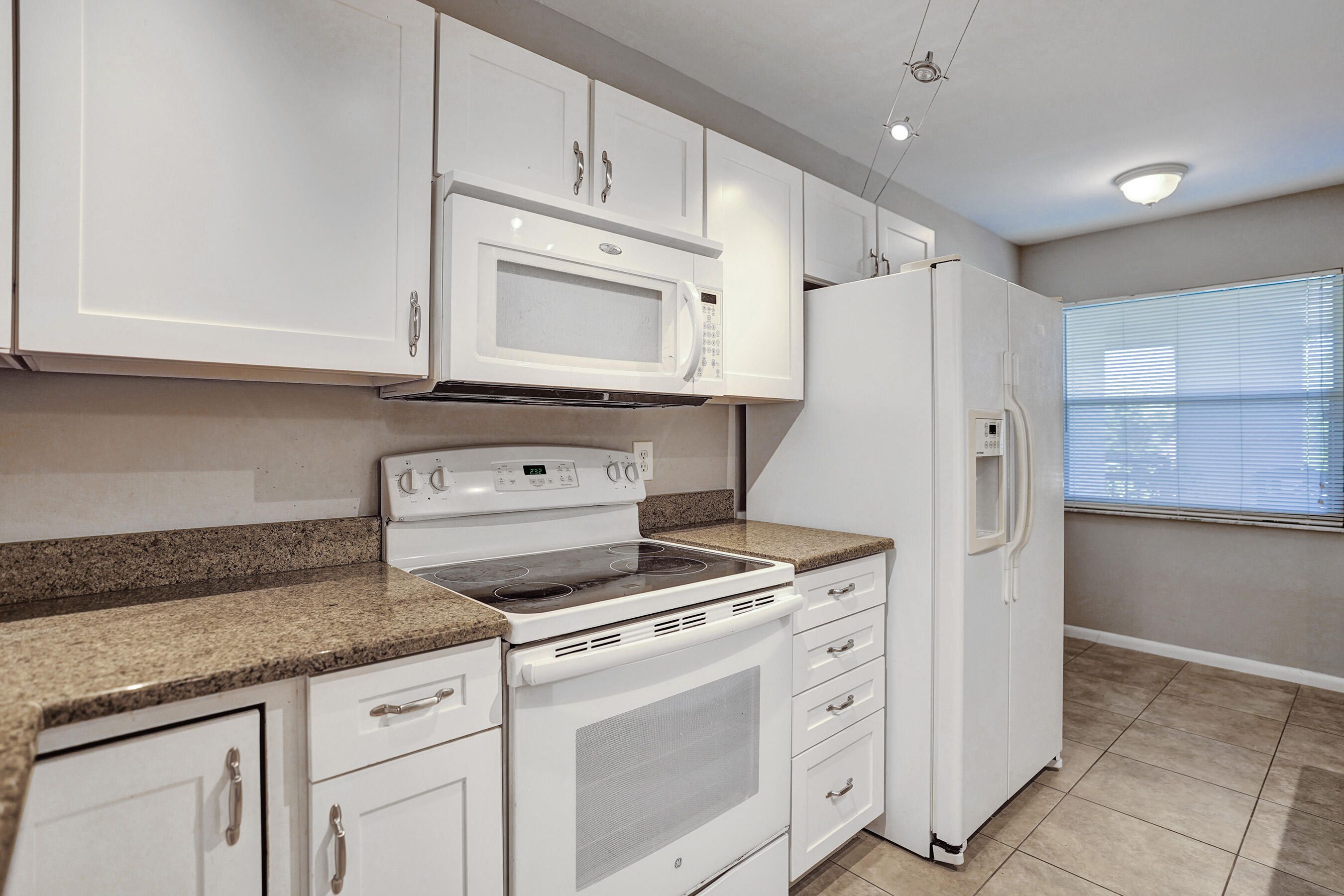 DELRAY OAKS CONDO - Residential Lease
