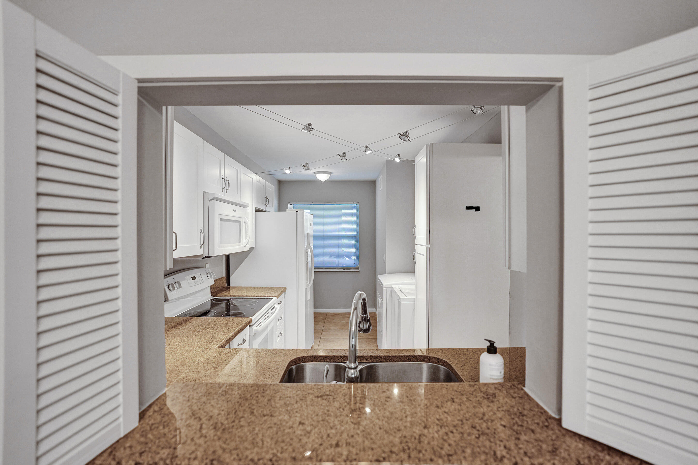 DELRAY OAKS CONDO - Residential Lease